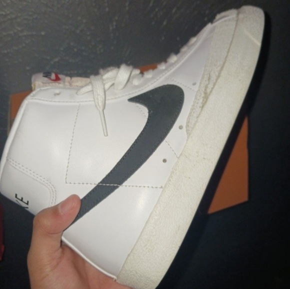 Nike Blazers - Picture 2 of 4